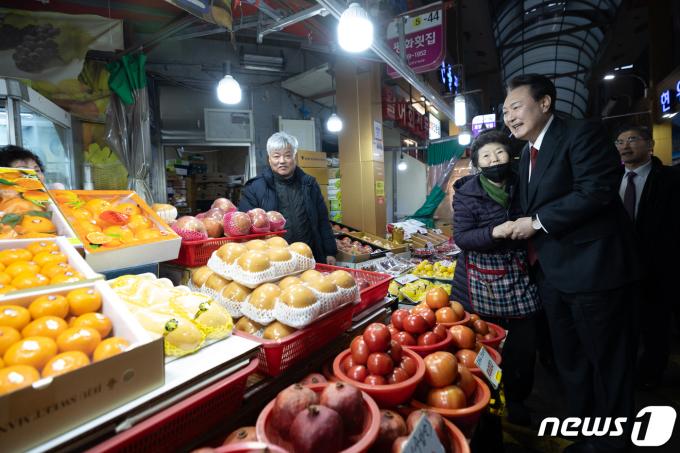 [사진] 상인 격려하는 윤석열 대통령
