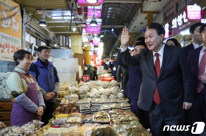 [사진] 손인사하는 윤 대통령