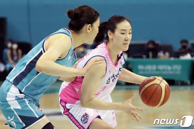 31일 오후 경기 부천실내체육관에서 열린 '신한은행 SOL 2022-23 여자프로농구' 부천 하나원큐와 용인 삼성생명과의 경기에서 삼성생명 배혜윤이 드리블을 하고 있다. 2022.10.31/뉴스1 ⓒ News1 황기선 기자