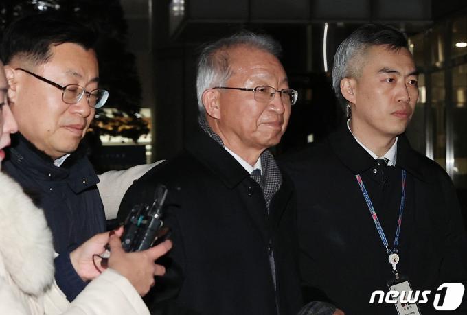 양승태 전 대법원장이 서울중앙지방법원에서 열린 '사법농단 혐의' 1심에서 무죄를 선고 받은 뒤 법원을 나서고 있다. (공동취재) 2024.1.26/뉴스1 ⓒ News1 신웅수 기자