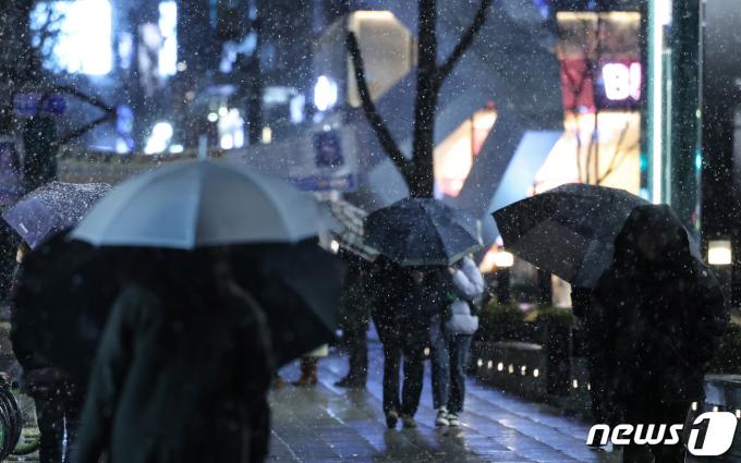 [사진] 서울 대설주의보…출근길 살얼음 '주의'