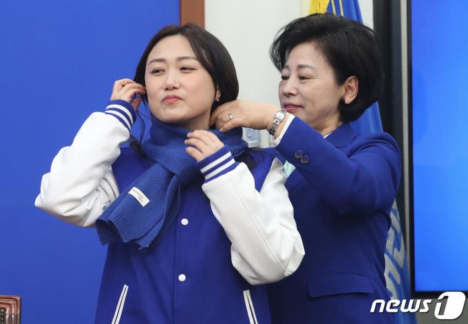 남인순 더불어민주당 의원이 29일 오전 서울 여의도 국회에서 열린 민주당 11·12호 인재영입식에서 12호 영입 인재인 백승아 전 교사에게 목도리를 선물하고 있다. 2024.1.29/뉴스1 ⓒ News1 임세영 기자