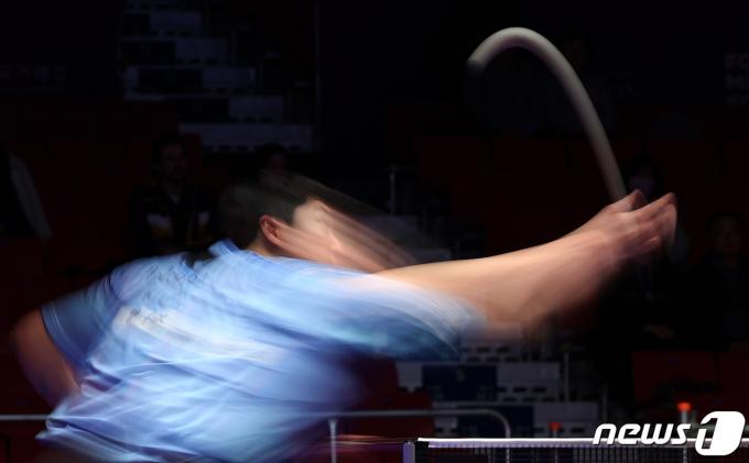 [사진] 서브 넣는 임종훈