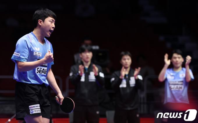 임종훈이 21일 오후 부산 해운대구 벡스코에서 열린 'BNK부산은행 2024 부산세계탁구선수권대회' 남자단체전 16강 대한민국과 인도의 경기에서 득점 후 환호하고 있다. 인도를 상대해 3대0 완승을 거둔 남자대표팀은 8강 진출팀에게 주어지는 2024 파리 올림픽 단체전 출전권을 획득했다. 2024.2.21/뉴스1 ⓒ News1 이동해 기자