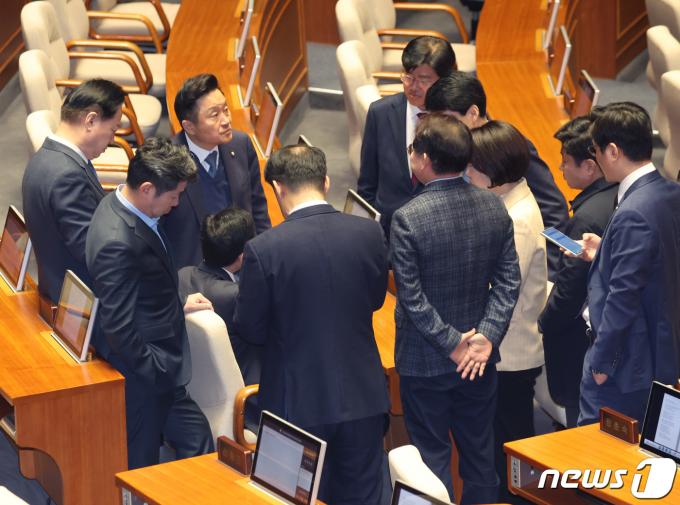 더불어민주당 의원들이 20일 서울 여의도 국회 본회의장에서 열린 제413회 국회(임시회) 제2차 본회의에서 대화를 나누고 있다. 2024.2.20/뉴스1 ⓒ News1 송원영 기자