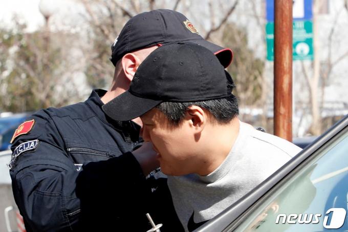 권도형 테라폼랩스 대표가 24일(현지시간) 몬테네그로 포드고리차 공항에서 '테라·루나 폭락' 사태와 관련 경찰에 체포돼 법원서 구금 기간을 최장 30일 연장 명령을 받았다. ⓒ AFP=뉴스1 ⓒ News1 우동명 기자