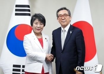 조태열 외교부 장관과 가미카와 요코 일본 외무상이 21일(현지시간) 브라질 리우데자네이루에서 만나 악수를 나누고 있다. ⓒ News1 강민경 기자