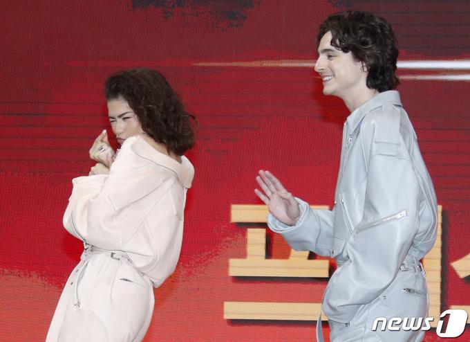 배우 젠데이아와 티모시 샬라메(오른쪽)가 21일 서울 영등포구 콘래드 서울 호텔에서 열린 영화 '듄: 파트2‘ 내한 프레스 컨퍼런스에서 인사를 하고 있다. ⓒ News1 권현진 기자