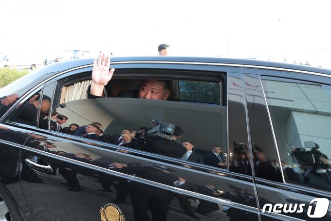 (평양 노동신문=뉴스1) = 북한 김정은 노동당 총비서가 지난 13일 러시아 보스토치니 우주기지에서 블라디미르 푸틴 대통령과 정상회담, 연회 등 일정을 진행한 뒤 '다음 방문지'를 향해 떠났다고 노동당 기관지 노동신문이 14일 보도했다. [국내에서만 사용가능. 재배포 금지. DB 금지. For Use Only in the Republic of Korea. Redistribution Prohibited] rodongphoto@news1.kr