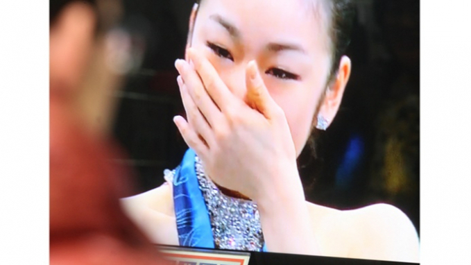 지난 2010년 26일 오후 서울역 대합실에서 시민들이 김연아 선수의 경기장면을 보는 모습. /사진=머니투데이