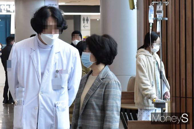 이동욱 경기도의사회장이 한 방송에서 "반에서 20~30등 의사 국민 원치 않는다"는 발언이 비판을받고 있다. 서울의 한 종병원에서 의사가 병원 관계자와 이야기를 나누고 있다. /사진=임한별 기자