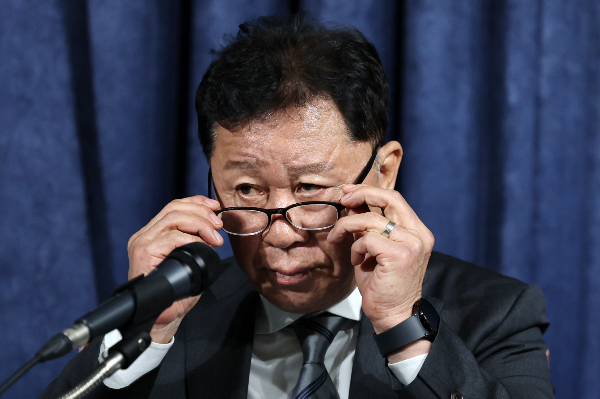 지난 21일 오후 대한축구협회 전력강화위원회가 국가대표팀 감독 선임을 위한 1차 회의를 마쳤다. 사진은 이날 서울 종로구 축구회관에서 열린 1차 전력강화위원회의를 마친 후 브리핑에 나선 정 위원장. /사진=뉴시스