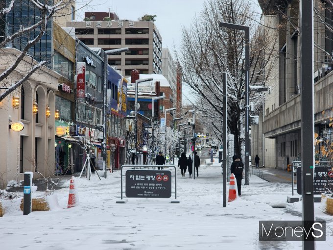 지난 21일 내린 눈이 쌓이면서 직장인들이 출근길 어려움을 토로했다. 사진은 22일 서울 중구 광화문 거리에 눈이 내린 모습. /사진=황정원 기자