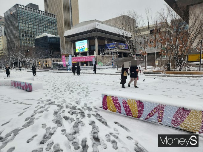지난 21일에 쌓인 눈이 제대로 치워지지 않아 시민들이 불편함을 토로했다. 사진은 22일 서울 중구 광화문 광장에서 시민들이 걸어가고 있는 모습. /사진=황정원 기자