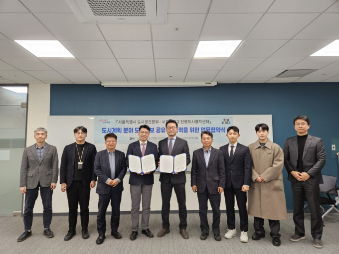  서울시가 '서울대 한몽도시협력센터'와 업무협약을 맺고 5월 중 몽골 도시계획분야 공무원 대상 초청연수 프로그램을 진행할 예정이다. 사진은 21일 서울시청 서소문2청사에서 열린 관련 협약식. /사진=서울시