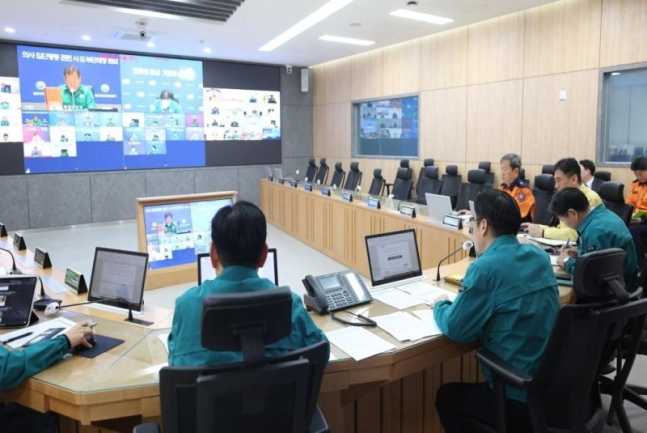 20일 경기도청 재난안전상황실에서 이상민 행정안전부장관 주재로 의료계 집단행동 관련 시도 부단체장 영상회의가 열리고 있다. 경기도에서는 오병권 행정1부지사가 참석했다. / 사진제공=경기도 