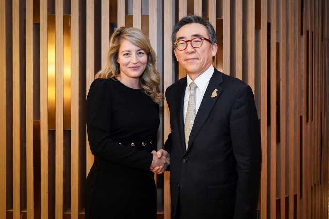  조태열 외교부 장관은 브라질에서 열린 주요 20개국(G20) 외교장관회의 참석 중에 멜라니 졸리 캐나다 외교장관과 만났다. 사진은 21일(현지시각) 브라질 리우데자네이루에서 열린 G20 외교장관 회의 계기 외교장관회담에 앞서 기념촬영을 하는 조태열 장관(오른쪽)과 졸리 장관(왼). /사진=외교부
