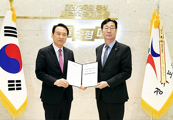 정명근 화성시장(오른쪽)이 21일 경기도교육청에서 임태희 경기도교육감에게 화성시-관내 과밀학급 해결과 관련한 건의문을 전달하고 있다.  / 사진제공=화성시 