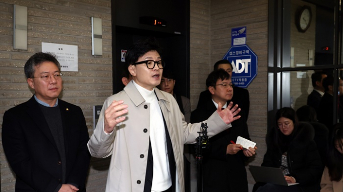 대학병원 전공의들이 단체로 사직서를 내는 등 집단 행동에 나선 데 대해 한동훈 국민의힘 비상대책위원장이 "의사들이 환자 곁을 떠나 집단행동을 하는 것은 타협의 대상이 아니다"고 밝혔다. 사진은 한 위원장이 19일 오전 서울 여의도 국민의힘 중앙당사 로비에서 취재진의 질문에 답변하는 모습. /사진=뉴시스