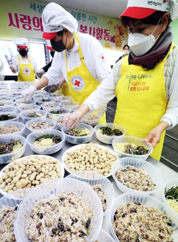 지난 20일 대한적십자사 경기도지사에서 봉사원들이 취약계층에 전달할 오곡밥과 나물 등을 준비하고 있다. / 사진제공=대한적십자사 
