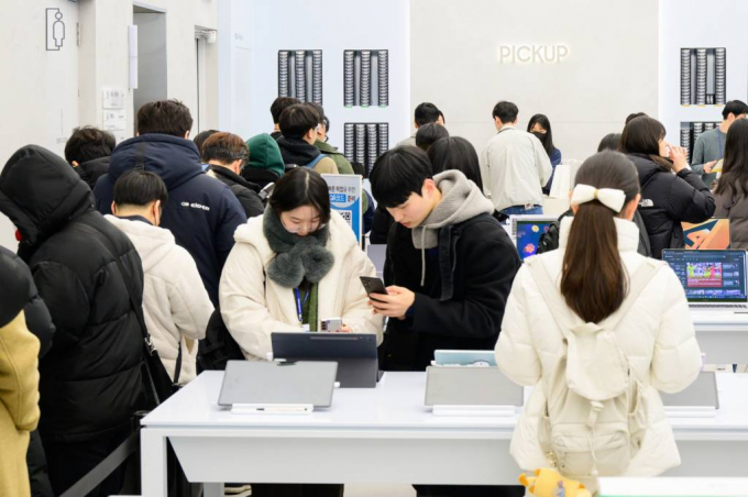 지난달 26일 삼성전자의 신형 스마트폰 '갤럭시 S24 시리즈' 사전 개통이 시작된 서울 서초구 '삼성 강남' /사진= 뉴스1