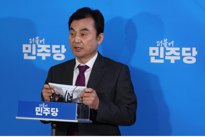22일 안규백 더불어민주당 전략공천관리위원장이 추미애 전 법무부 장관·전현희 전 국민권익위원장·이언주 전 민주당 의원을 전략공천하겠다고 말했다. 사진은 안 위원장이 지난 21일 서울 여의도 국회에서 공천결과를 발표하는 모습. /사진=뉴시스