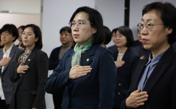 대통령실은 여성가족부 장관을 공석으로 두는 배경에 대해 설명했다. 사진은 지난 21일 서울 종로구 정부서울청사에서 열린 여성가족부 장관 이임식에 참석해 국민의례를 하는 김현숙 여성가족부 장관. /사진= 뉴시스