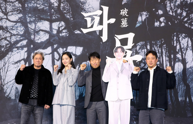 영화 '파묘'가 예매율 1위로 개봉했다.사진은 지난달 17일 서울 중구 더 플라자 호텔에서 열린 영화 '파묘'(감독 장재현) 제작보고회에 참석한 배우 최민식, 김고은, 유해진, 장재현 감독(왼쪽부터). /사진=뉴시스