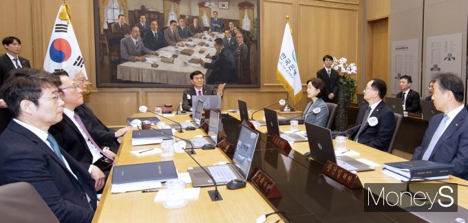 [머니S포토] '조기인하 신중' 금통위, 또다시 동결