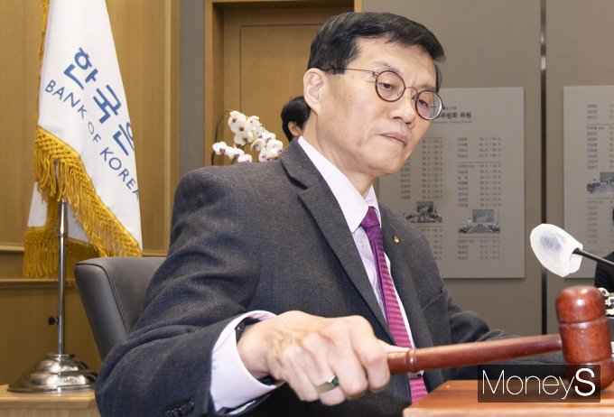 [머니S포토] 기준금리 3.5% 동결, 의사봉 두드리는 이창용 한은 총재