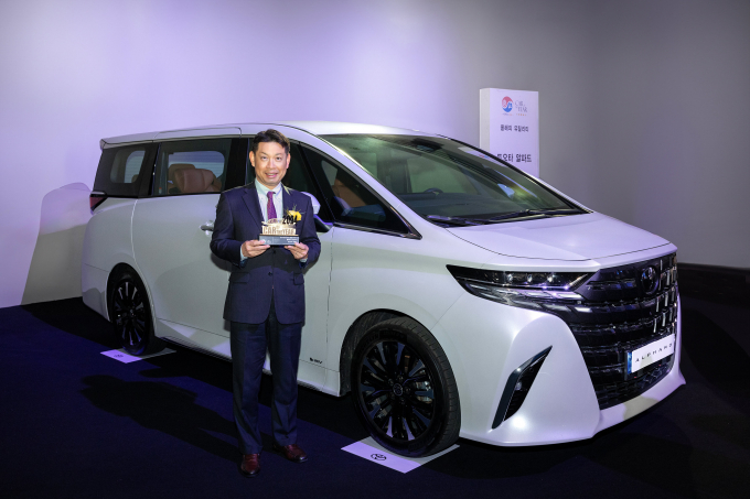 토요타코리아가 프리미엄 미니밴 알파드로 ‘2024 올해의 유틸리티’부문을 수상했다. 사진은 나카하라 토시유키 전무 /사진=토요타코리아 