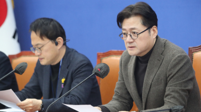 홍익표 더불어민주당 원내대표는 22일 한동훈 국민의힘 비상대책위원장을 향해 "자신의 법과 원칙에 비춰 쌍특검법 재의결에 국민의힘부터 찬성하자고 의견을 모아달라"고 촉구했다. 사진은 홍 대표가 22일 오전 서울 여의도 국회에서 열린 정책조정회의에서 발언을 하는 모습. /사진=뉴스1