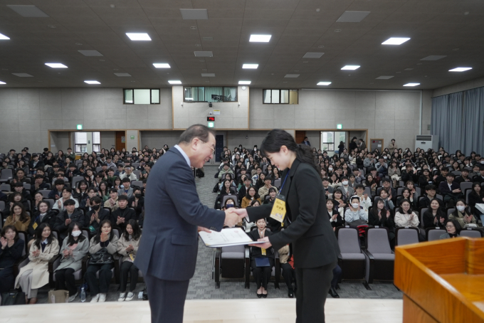하윤수 부산교육감(왼쪽)이 22일 부산교육연수원에서 열린 중등 신규교사 임명식에서 임명장을 수여하고 있다. /사진=부산교육청