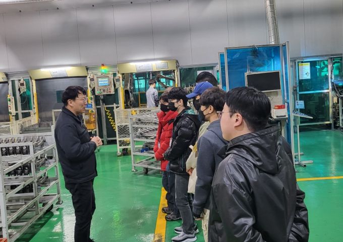 21일 상동면에 위치한 자동차 부품 제조업체 ㈜케이에스엠 기업탐방 모습/사진=김해시