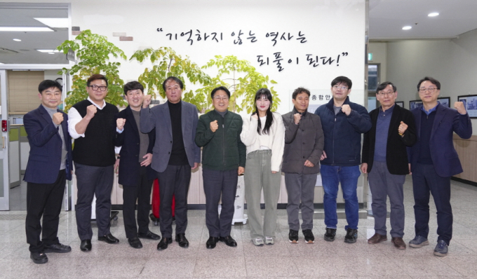 강기정 광주시장이 지난 21일 서구 5‧18민주화운동교육관에서 열린 ‘제31회 정책소풍’에 참석해 5‧18교육관 활성화 방안 등을 논의한 뒤 기념촬영을 하고 있다./사진=광주시