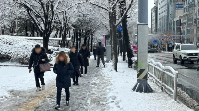 전국에 비나 눈이 내려 추운 날씨가 지속되는 가운데 오는 23일 기온이 최저 영하 6도까지 떨어질 전망이다. 사진은 22일 오전 인천 남동구 예술회관역 앞에서 시민들이 출근하는 모습. /사진=뉴스1