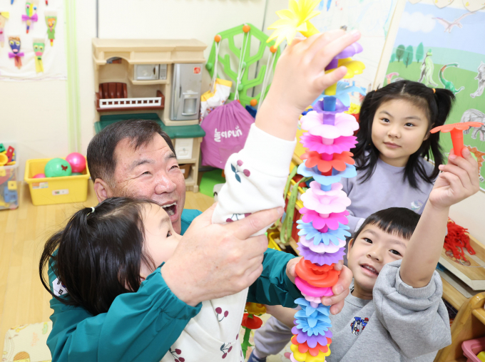 산청어린이집에서 일일보조교사로 나선 이승화 산청군수/사진=산청군