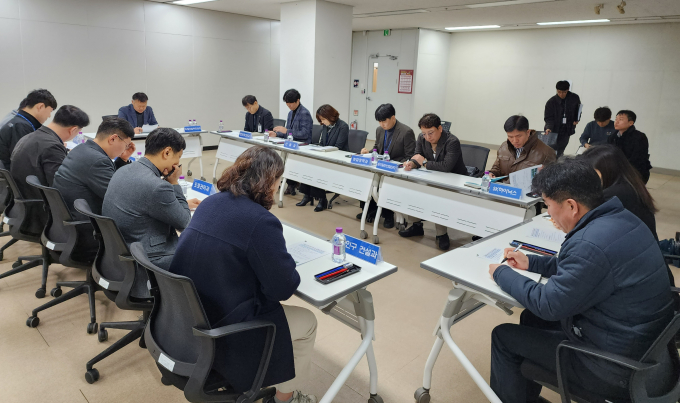 황준기 용인특례시 제2부시장(오른쪽)이 지난 15일  SK하이닉스 관계자 등과 반도체클러스터 FAB 착공 대비 TF 회의를 하고 있다. / 사진제공=용인특례시