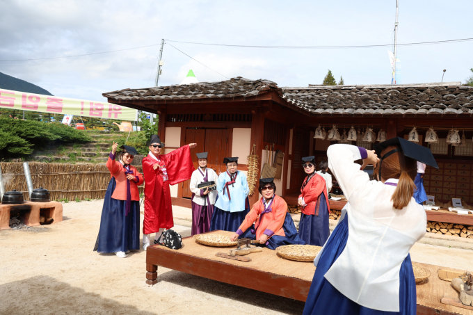 지난 23회 산청한방약초축제에서 관광객들이 체험활동을 하고 있다./사진=산청군