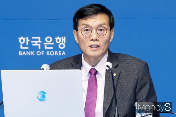 [머니S포토] 금리 동결 결정 관련 질문에 답하는 이창용 한은 총재
