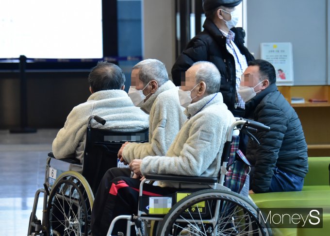 전공의의 빈자리를 메우는 전공의마저 병원을 떠날 경우 의료 중단 위기를 맞을 수 있다. 지난 21일 서울의 한 종합병원에서 환자들이 진료를 기다리고 있다. /사진=임한별 기자