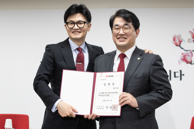 국민의힘이 경기 북부의 수도권 규제를 푼다는 내용의 특별법을 논의했다. 사진은 한동훈 국민의힘 비상대책위원장이 7일 서울 여의도 국민의힘 중앙당사에서 열린 경기-서울 리노베이션 태스크포스(TF) 임명장 수여식에서 배준영 위원장에게 임명장을 전달한 후 기념 촬영을 하고 있는 모습. /사진=뉴스1