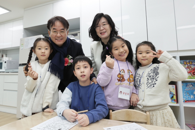 이동환 고양시장(뒷줄 왼쪽)이 지난 21일 덕양구 대덕동 덕은LH1단지 내 주민공동시설에 위치한 '덕은다함께돌봄센터'개소식에 참석해 아동들과 기념사진을 찍었다. / 사진제공=고양특례시  