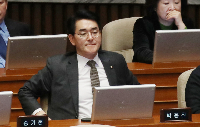 박용진 더불어민주당 의원(서울 강북구을)이 22일 민주당 공직선거후보자추천관리위원회로부터 하위 10% 통보 재심 기각 통보를 받았다고 밝혔다. 사진은 박 의원이 지난 20일 서울 여의도 국회에서 열린 제413회 국회(임시회) 제2차 본회의에 참석한 모습. /사진=뉴스1