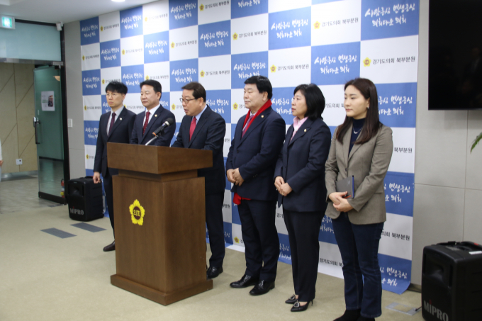 이병길 경기도의회  의원(오른쪽 세번째)과 남양주시의회 원주영(왼쪽 첫번째), 박경원(왼쪽 두번째), 김영실 의원(오른쪽 두번째)이 조광한 후보의 기자회견 발언을 듣고 있다.  /사진=이건구 기자