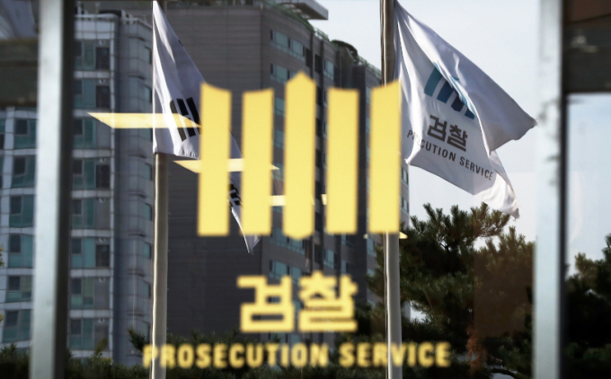 제주 한 거리에서 길을 헤매고 있는 치매 노인을 추행한 혐의로 재판에 넘겨진 60대 남성이 징역 5년을 선고받았다. 사진은 서울중앙지검 검찰마크. /사진=뉴시스