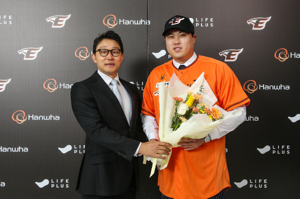 류현진이 미국 메이저리그(MLB) 커리어를 마치고 12년 만에 KBO리그로 돌아왔다. 사진은 박찬혁 한화 이글스 대표이사(왼쪽)와 한화의 유니폼을 입은 류현진. /사진=뉴스1(한화 이글스 제공)