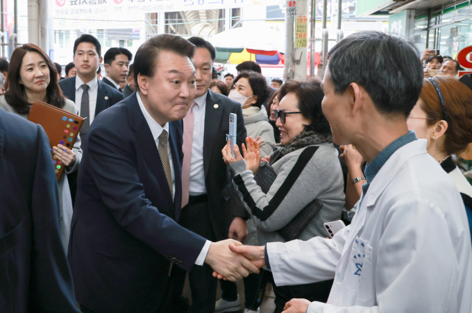 22일 경남 창원에서 민생토론회를 마친 윤석열 대통령이 마산어시장을 방문했다. 사진은 윤 대통령(왼쪽)이 22일 경남 창원 마산어시장을 방문해 상인, 시민들과 인사를 나누는 모습. /사진=뉴시스(대통령실통신사진기자단)