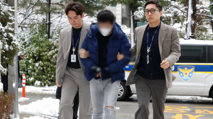 인천 동구 송림동 한 거리에서 현금을 주면 가상화폐로 바꿔주겠다며 현금 10억원을 들고 도주한 20~30대 A씨 등 5명이 법정에 출석했다. 사진은 이날 피의자 일당 중 한 명이 법정에 출두하고 있는 모습. /사진=뉴시스
