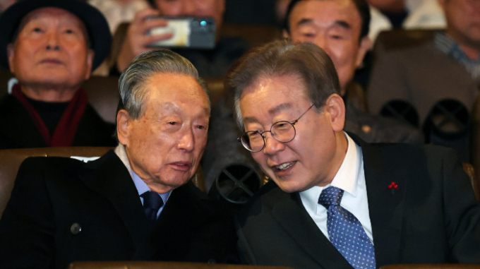 더불어민주당 원로들은 22일 최근 민주당 내 공천 논란에 대해 "당대표 사적 목적을 채우기 위한 수단으로 변질되고 있다"고 우려했다. 사진은 지난해 12월 권노갑 김대중재단 이사장(왼쪽)과 이재명 더불어민주당 대표(오른쪽)가 '길위에 김대중' VIP 시사회에서 대화하는 모습. /사진=뉴시스